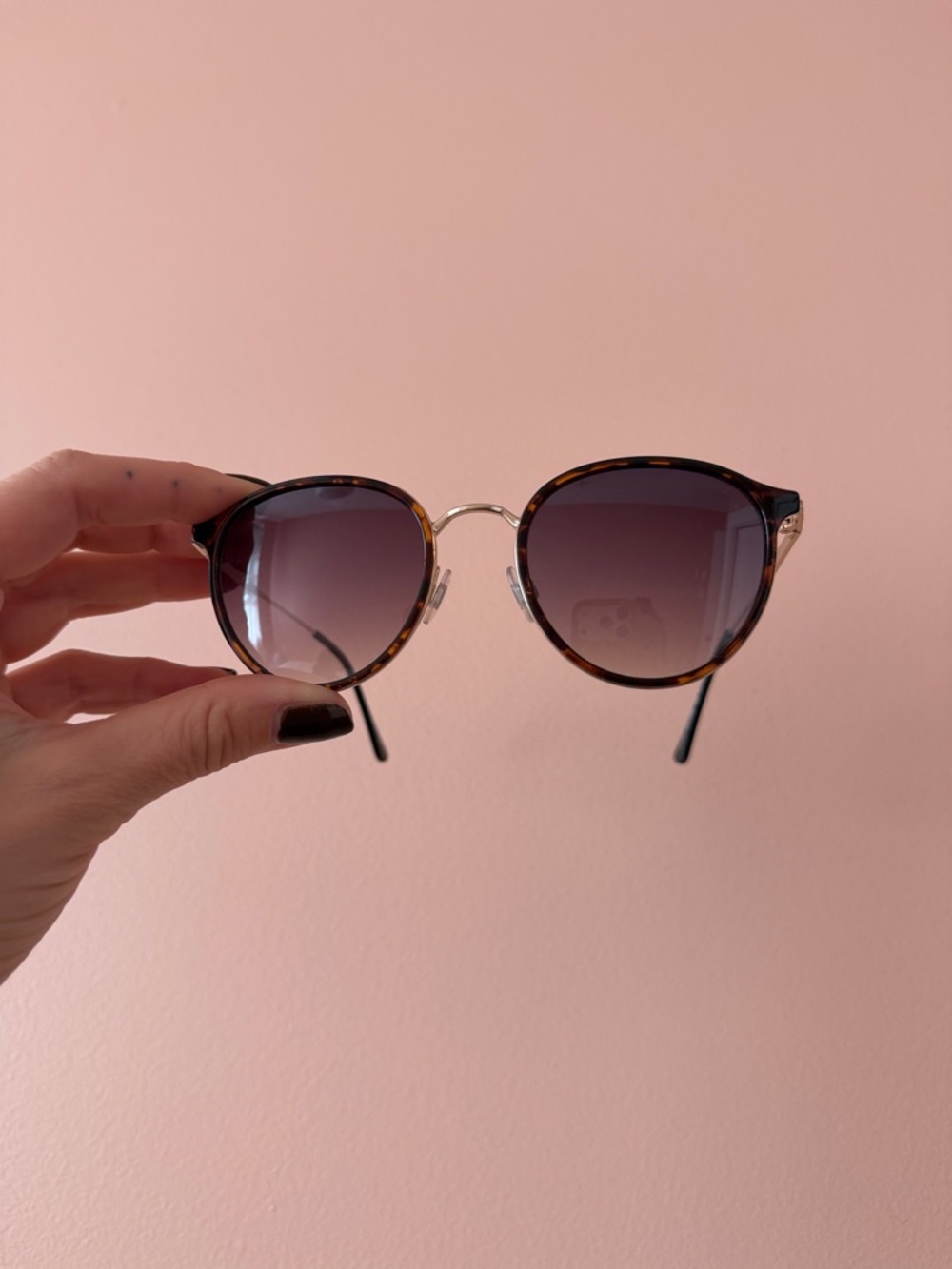 Round Tortoiseshell Sunglasses with Gradient Lenses - Women
